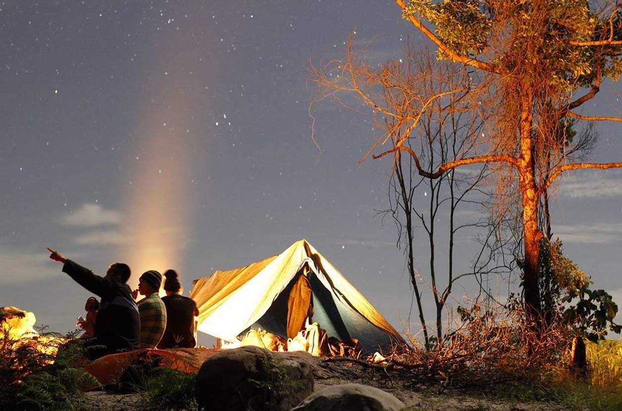 Acampar bajo las estrellas: explora hermosos campamentos en Revolution