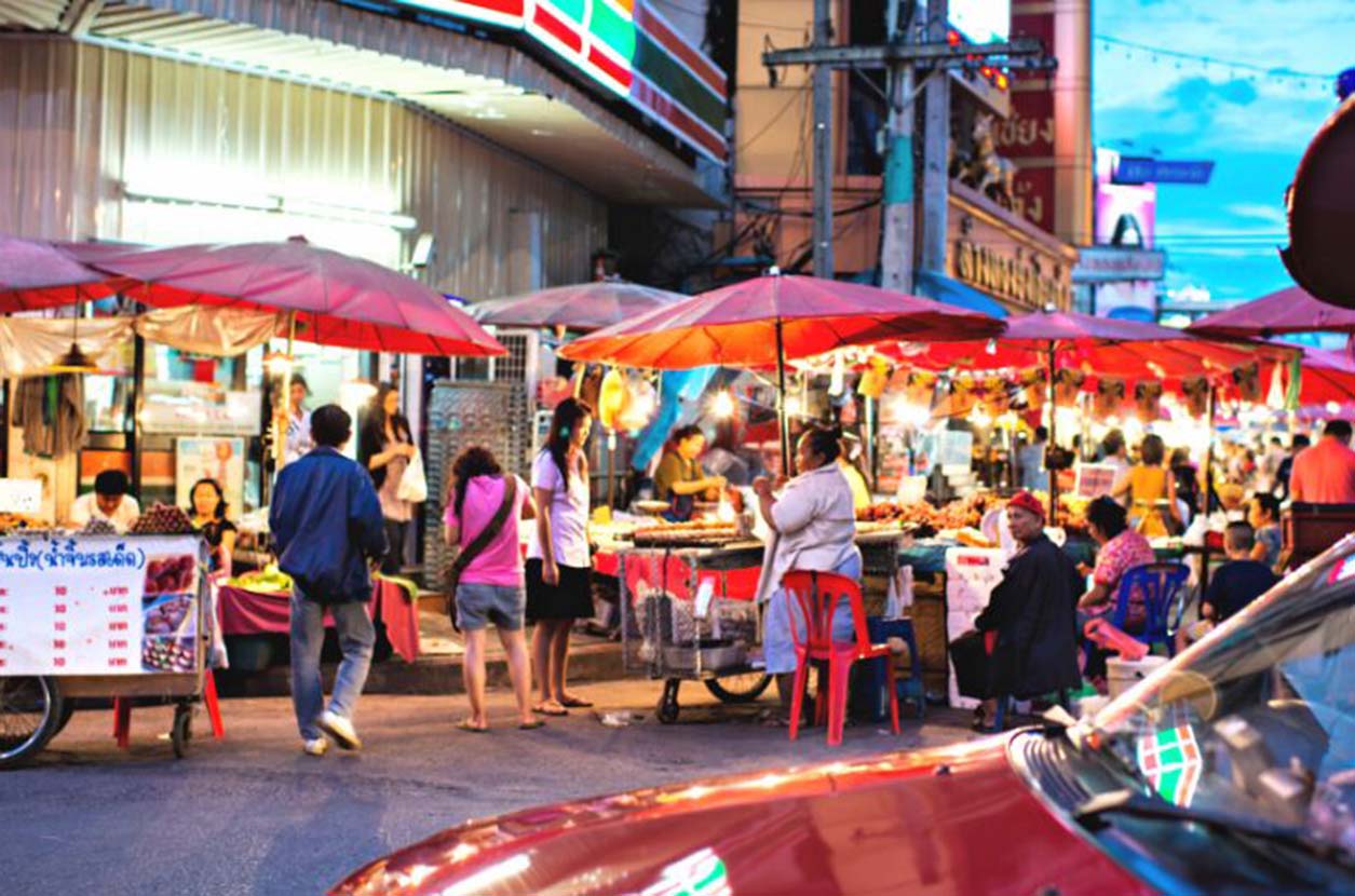 Aventura Gastronómica: Explorando los Mercados Nocturnos y los Sabores de las Calles de Chiang Mai
