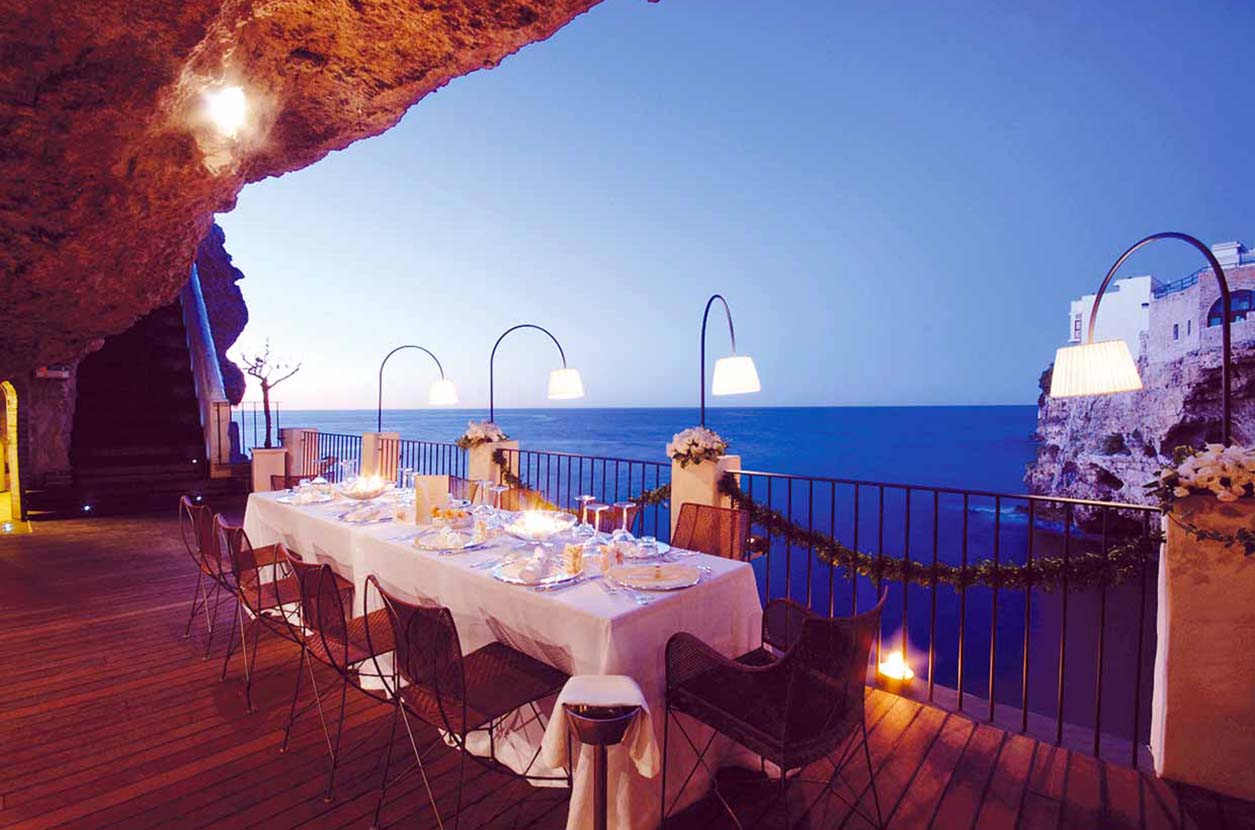 Noche Romántica: Disfrutando de una Cena Deliciosa en un Restaurante Frente al Mar y Admirando las Estrellas